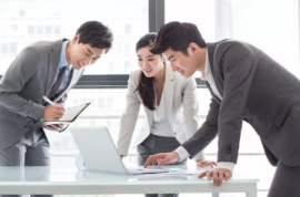 在职场上，能够脱颖而出的人，除了能力强，还有四个特征