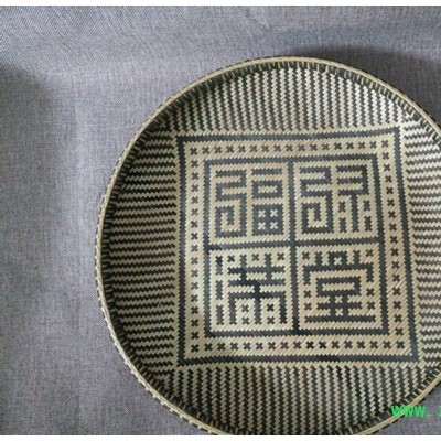 凡承古逸艺术竹编簸箕是由全竹纯手工编制 ，艺术精致编制福禄满堂字样 。黑色竹材为中药植物叶染制而成，浸泡60个小时，不脱