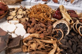 中药材涨成“金融药”：谁制造了这场“价格狂欢”？